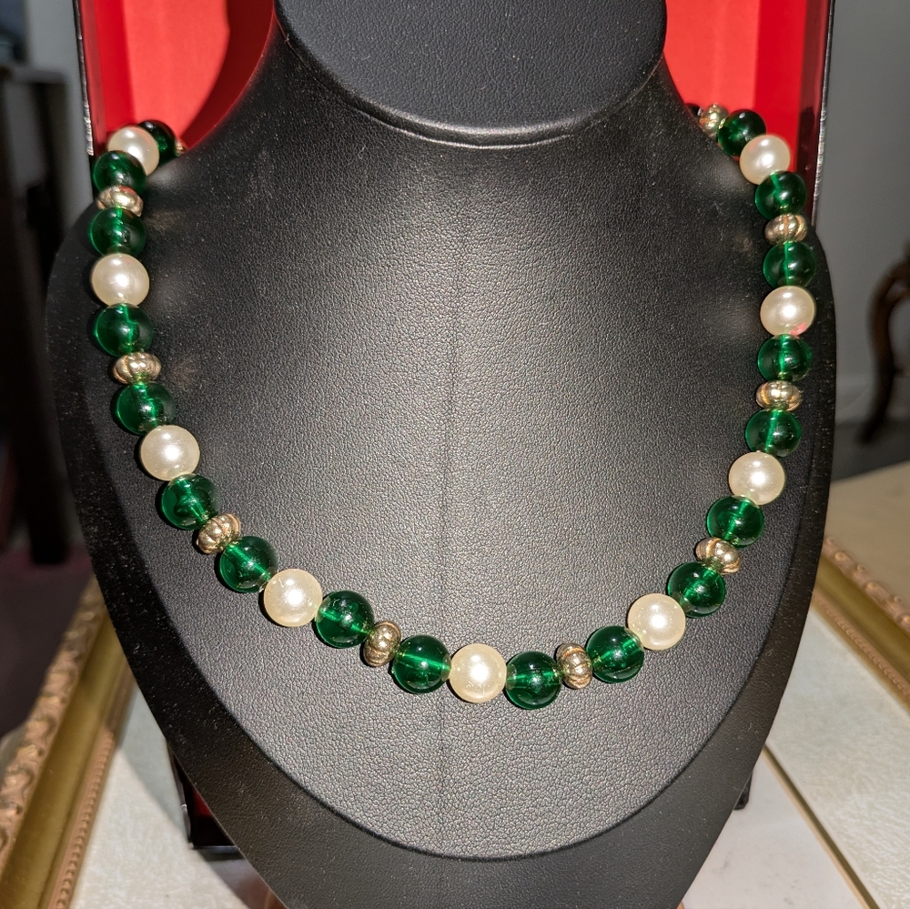 Formal green and pearl necklace with gold trim 18 in long gorgeous formal. - Picture 3 of 7